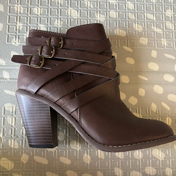 NEVER WORN Boots - Picture 3 of 8